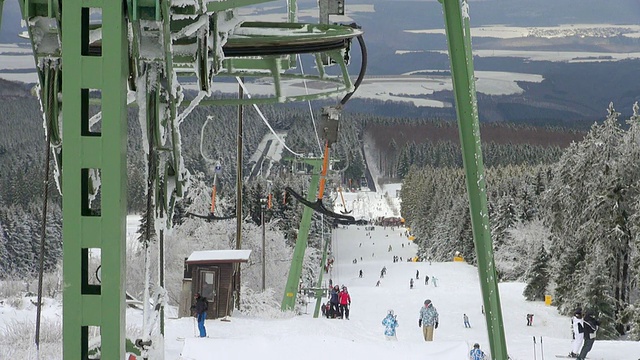 滑雪者和滑雪板在滑雪道，冬季运动和滑雪缆车/埃尔别斯科普夫，汉斯拉克，莱茵兰-普法尔茨，德国视频素材