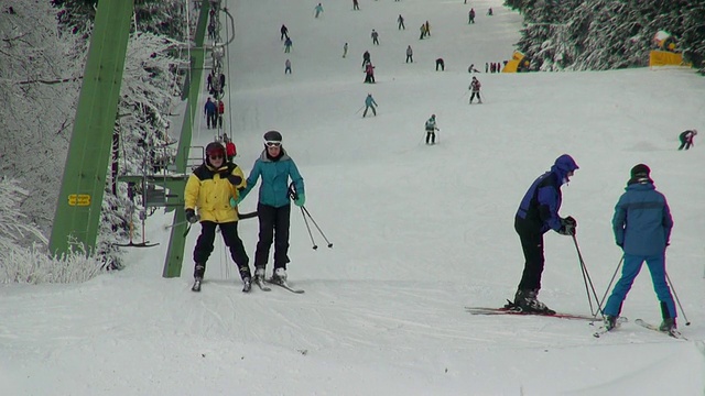 在滑雪道，冬季运动和滑雪缆车/埃尔别斯科普夫，莱茵兰-普法尔茨，德国视频素材