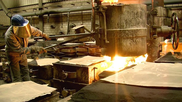 德国北莱茵威斯特伐利亚杜伊斯堡铸造厂生产车间工作人员的照片视频素材