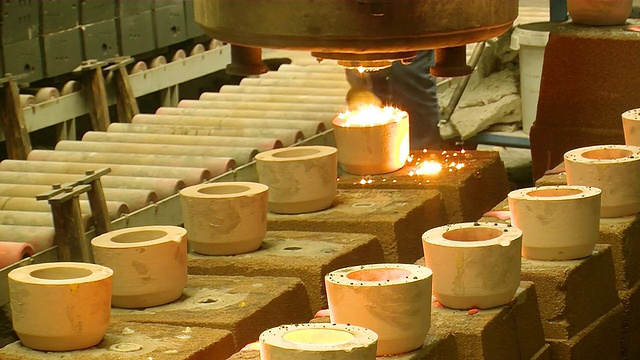 CU拍摄于德国北莱茵威斯特伐利亚杜伊斯堡的铸造、成型工艺生产大厅视频素材