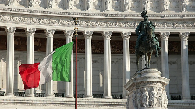 在意大利拉齐奥，罗马，维托里亚诺(维托里奥·埃马努埃莱二世纪念碑)，意大利国旗视频素材
