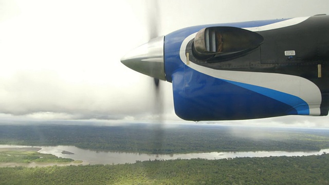 飞机飞过亚马逊河和森林/秘鲁时，螺旋桨旋转的镜头视频下载