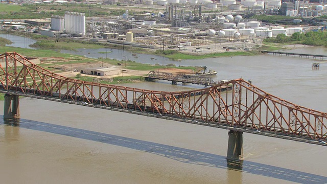 上图为美国路易斯安那州埃克森美孚公司大桥上的火车视频素材