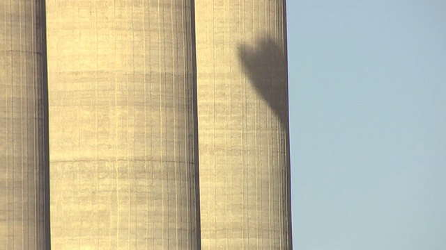 美国亚利桑那州纳瓦霍发电厂的空中冷却塔和烟囱冒出的烟视频下载