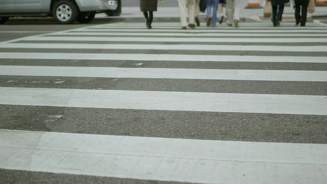 美国哥伦比亚特区华盛顿，双腿开始穿过马路时的人行横道视频下载
