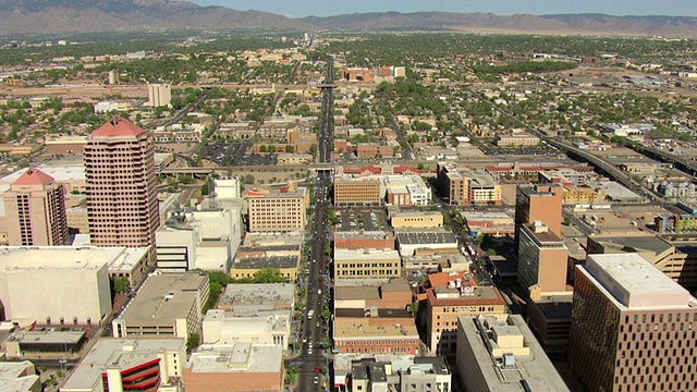 WS鸟瞰图中央大街66号公路在城市/阿尔伯克基，美国新墨西哥州视频下载