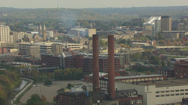 航拍BF Goodrich工厂的烟囱和市中心/ Akron，俄亥俄州，美国视频素材