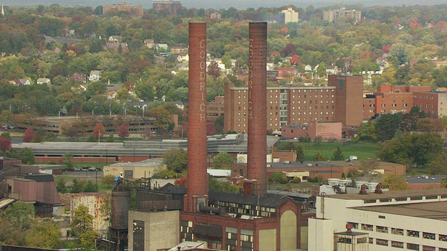 WS TU TD ZI航拍建筑物和BF Goodrich工厂烟囱/阿克伦，俄亥俄州，美国视频素材