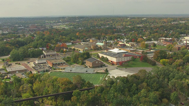 美国俄亥俄州阿克伦市圣玛丽高中校园和足球场的WS鸟瞰图视频素材