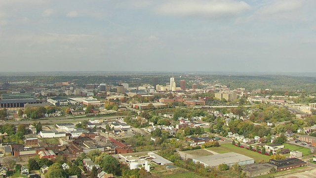 WS TD鸟瞰图与建筑物和城镇/阿克伦，俄亥俄州，美国视频素材
