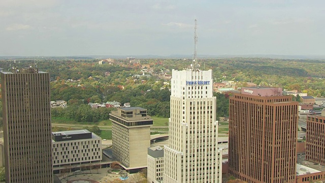 WS ZI航拍美国俄亥俄州阿克伦市中心摩天大楼上空视频素材