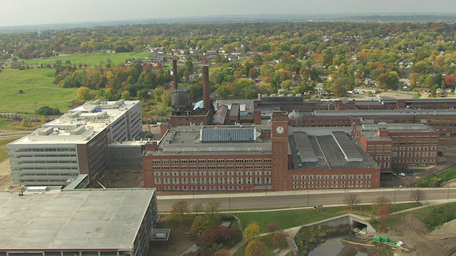 美国俄亥俄州阿克伦固特异工厂大楼的WS鸟瞰图视频素材