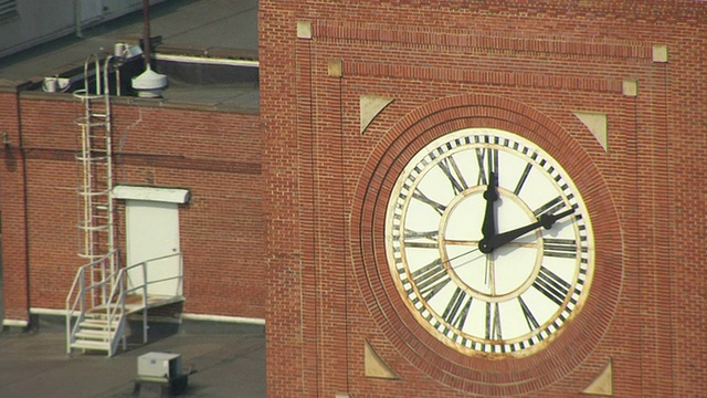 上图为美国俄亥俄州阿克伦固特异工厂的钟楼视频素材