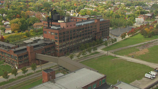 WS鸟瞰图街道和旧固特异总部大楼/阿克伦，俄亥俄州，美国视频素材