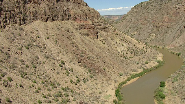 在美国新墨西哥州的桑多瓦尔县，通过河流的峡谷和陡峭的悬崖拍摄视频素材