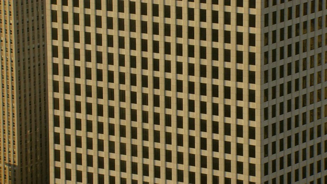 MS AERIAL拍摄的地平线和轨道上方的冬眠银行大楼/新奥尔良，路易斯安那州，美国视频下载