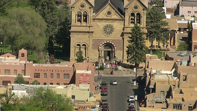 这是美国新墨西哥州圣菲市圣弗朗西斯罗马天主教堂的市中心街道视频素材