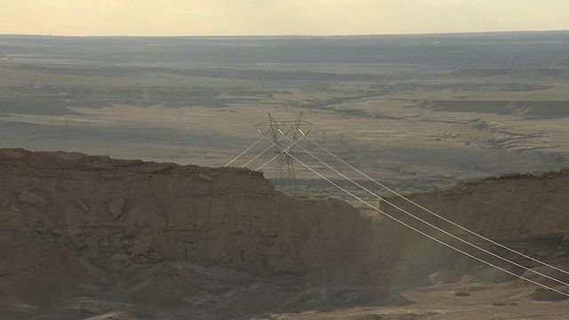 横跨美国新墨西哥州圣胡安县沙漠的输电线鸟瞰图视频素材