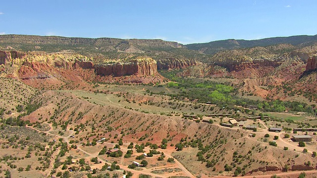 红色景观和层状悬崖的WS鸟瞰图/阿比奎，新墨西哥州，美国视频素材
