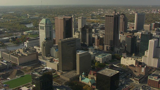 美国俄亥俄州哥伦布市，摩天大楼之间的州大厦鸟瞰图视频素材