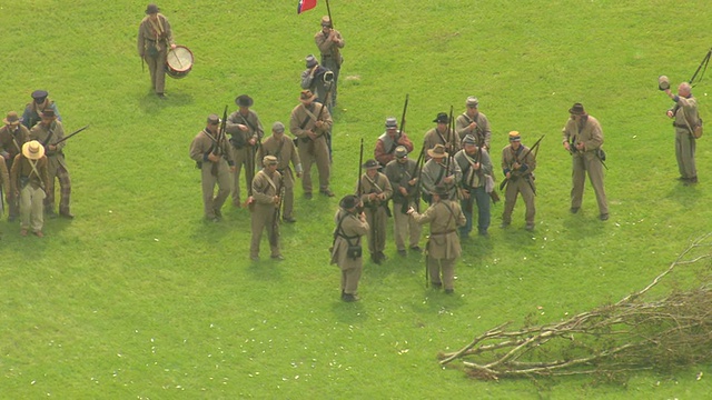 美国路易斯安那州，扎卡里，哈德逊港战场，南部邦联士兵在地面上拍摄，其他士兵站着说话视频下载