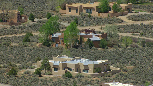 美国新墨西哥州陶斯县土坯风格房屋的MS鸟瞰图视频下载