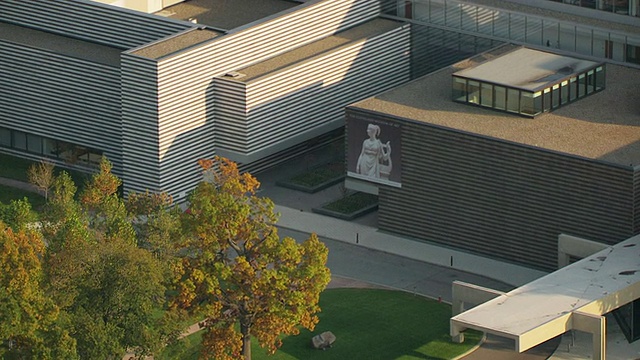 这是美国俄亥俄州克利夫兰艺术博物馆和博物馆大楼后门的标志视频下载
