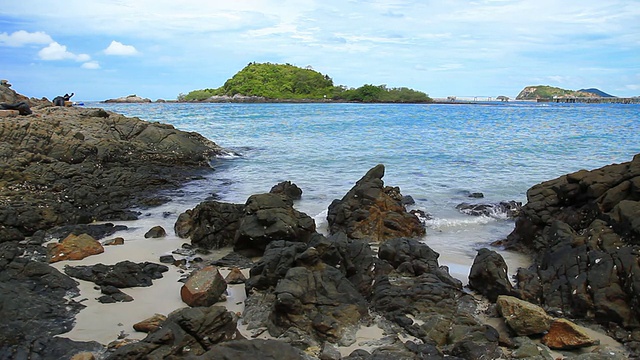 在热带海滩上岩石视频素材