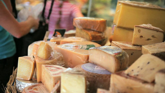 女士购买奶酪在市场摊位视频下载