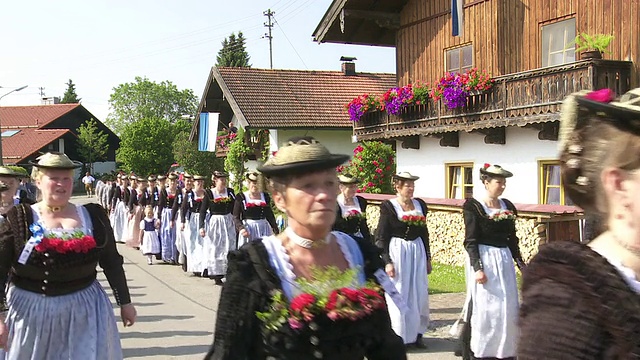 传统的巴伐利亚服装游行视频下载