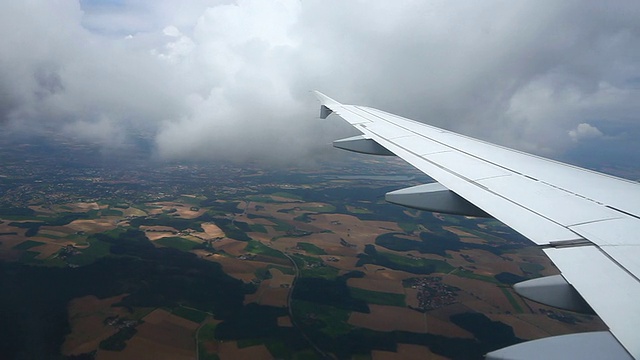 从乘客的视角俯瞰云层视频素材