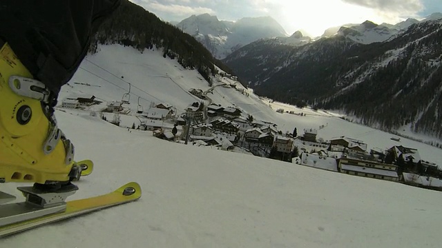 在高山景观中滑雪视频素材
