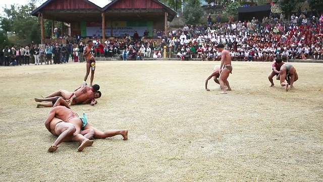印度那加兰邦基斯马/科希马一年一度的犀鸟节上，那加部落男子在摔跤视频下载