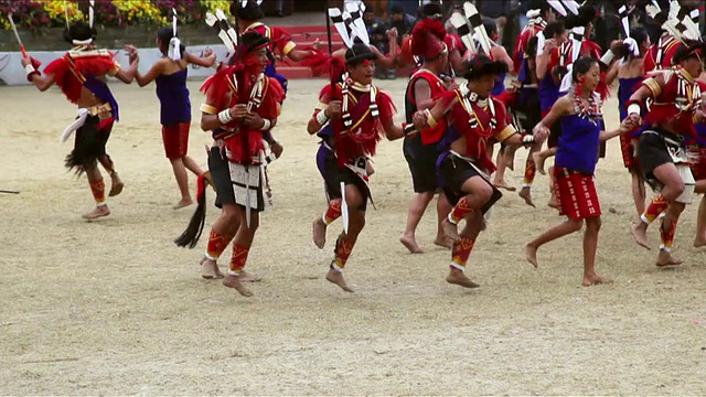 印度那加兰邦，Kisama / Kohima，那加部落的人们在犀鸟节上跳舞视频下载