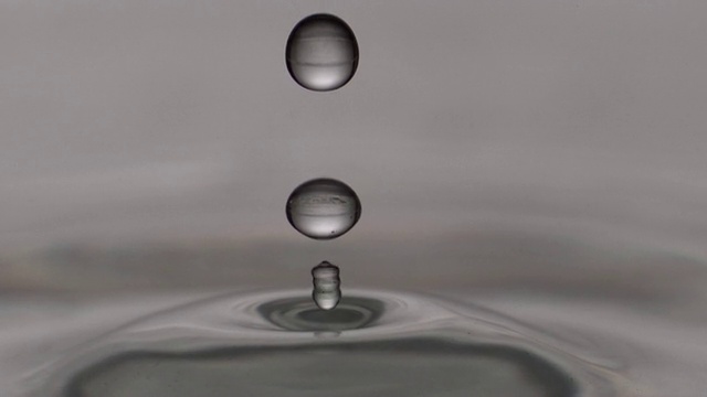 ECU SLO MO拍摄水滴入水池/美国纽约视频素材