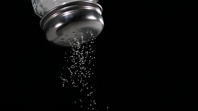 当振动筛进进出出时，盐从振动筛中流出/工作室，新泽西，美国视频下载