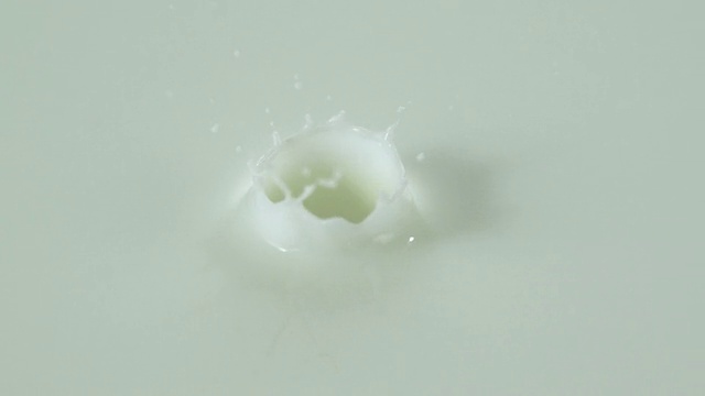 CU SLO MO在美国新泽西州的杯子/工作室中倒入一滴牛奶视频素材