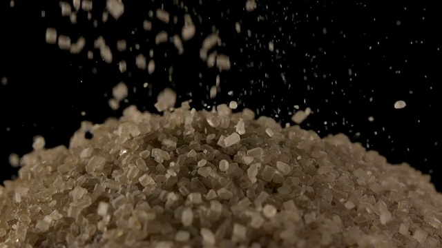 CU SLO MO在甘蔗堆上倾倒甘蔗的拍摄/美国新泽西州工作室视频素材