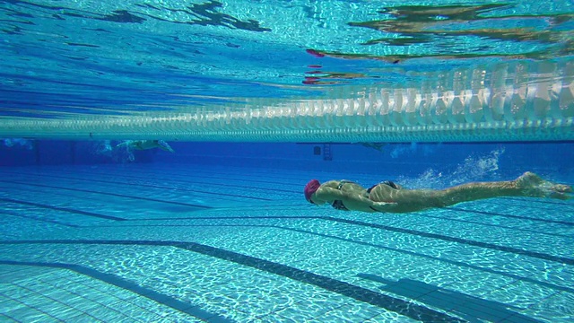 HD超级慢动作:年轻女子开始蛙泳比赛视频下载