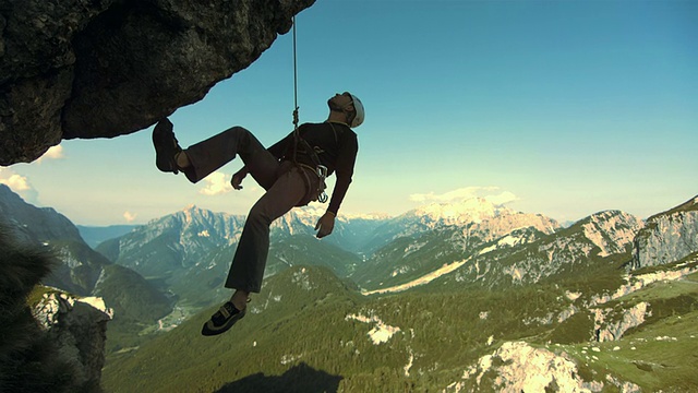 攀爬者悬在绳索上视频素材