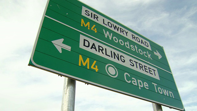 南非伍德斯托克/开普敦，从明亮的天空到达林街和洛瑞爵士路的路标视频下载