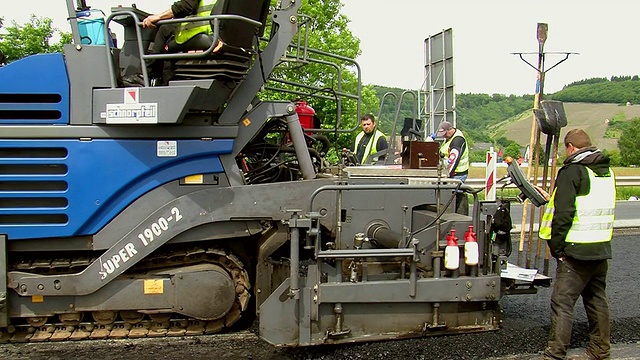 MS德国莱茵兰-普法尔茨萨尔堡沥青铺路机和路面重铺工人的照片视频下载