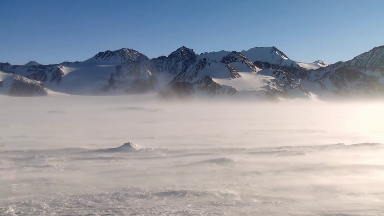 南极洲埃尔斯沃斯山脉遗产范围内的联合冰川和闪耀的冰雪景观视频下载