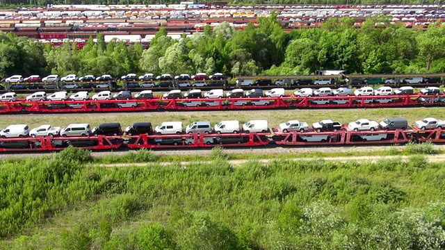 MS POV航拍，装载着汽车和集装箱的货运火车在德国巴伐利亚州慕尼黑的终端视频下载