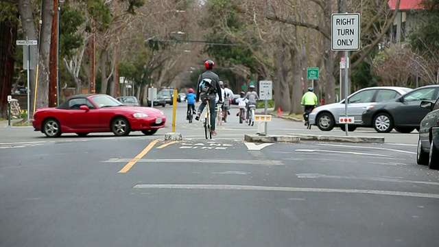 WS SLO MO在社区街道上骑自行车的人的自行车道/底特律，密歇根州，美国视频下载