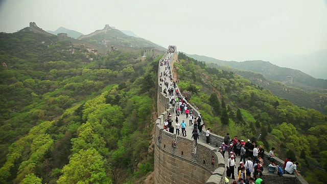 游客在八达岭长城上行走的WS HA视图，中国北京视频购买