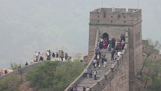 游客在八达岭长城的WS视图/北京，中国视频素材