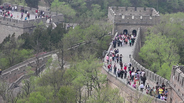 WS HA View of Tourists on Great Wall at八达岭/北京，中国视频素材