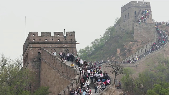 游客行走在八达岭长城上的WS T/L视图，中国北京视频素材