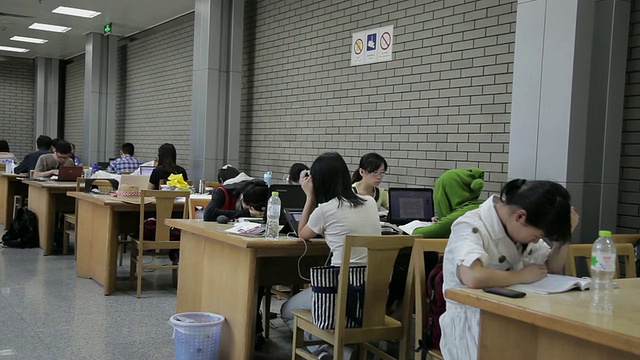 北京大学图书馆学生的MS摄影/中国北京视频素材